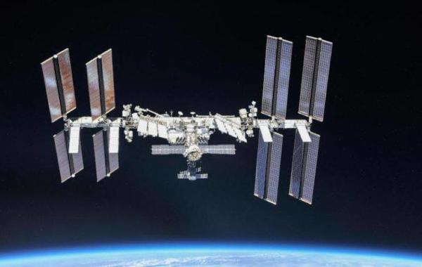 لحظة مرور محطة الفضاء الدولية بسماء مكة المكرمة