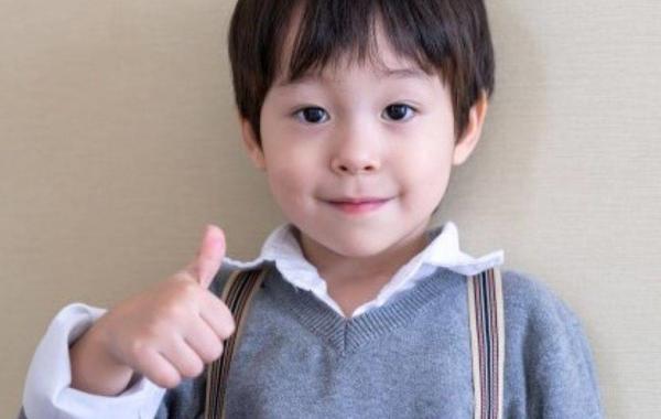 صورة لطفل يرفع علامة الإيجاب