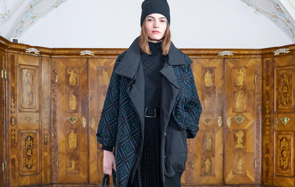المعطف الكلاسيكي باللون الأسود من اكريس  Akris
