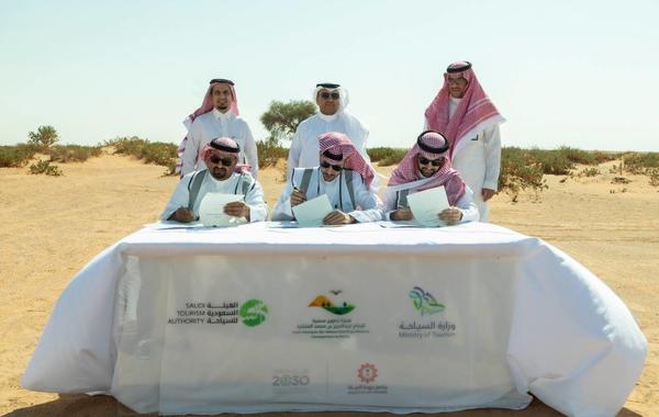 توقيع مذكرة تفاهم لدعم وتنمية السياحة البيئية - الصورة من حساب وزارة السياحة السعودية على تويتر