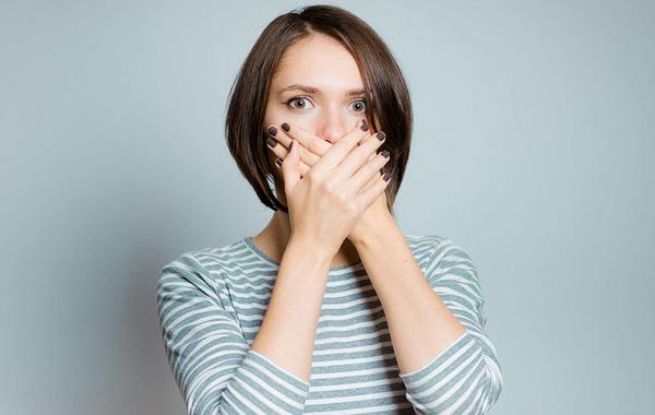 4 طرق مذهلة للقضاء على رائحة الفم الكريهة
