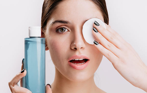 الطريقة الصحيحة لإزالة مكياج العيون