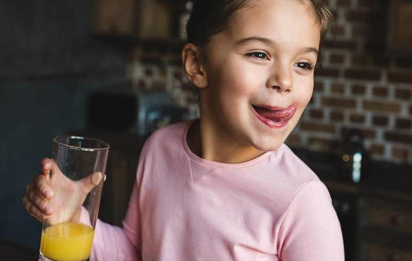 صورة لطفلة تشرب العصير