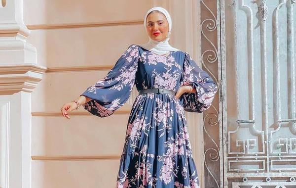مريم حسن بفستان فضفاض مطبع بالورود 