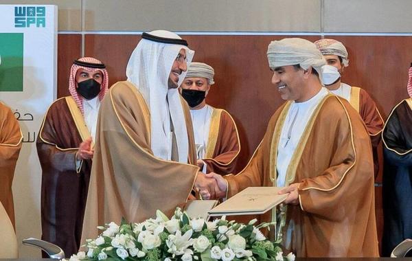 توقيع 13 مذكرة تفاهم تتعلّق بالعمل المُشترك بالقطاعات الاقتصادية بين السعودية وعُمان 