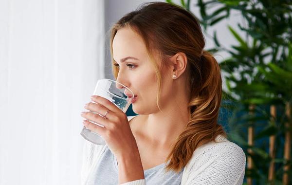 فوائد شرب المياه المعدنية الفوارة صباحا للنساء