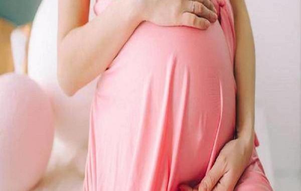 صورة لحامل في الشهر الأخير من الحمل