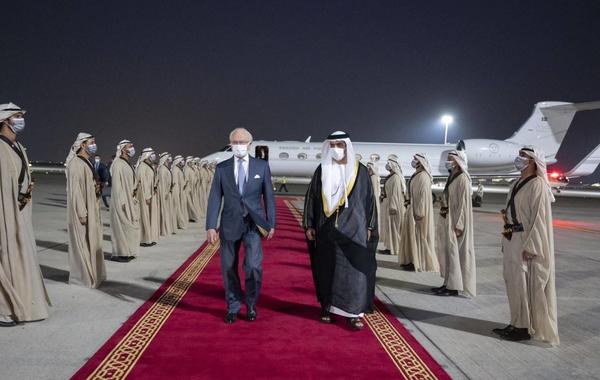 الشيخ حامد بن زايد آل نهيان يستقبل الملك كارل غوستاف فور وصوله الإمارات- الصورة من وكالة أنباء الإمارات