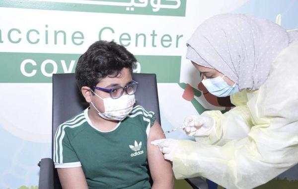 أول طفل في المملكة يتلقى الجرعة الأولى من لقاح كورونا "كوفيد-١٩"