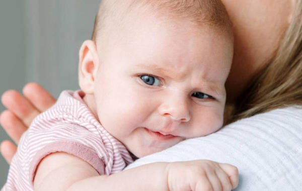 كيف تتعاملين مع الاستفراغ المتكرر عند الأطفال الرضع؟
