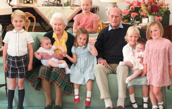 الملكة إليزابيث والأمير فيليب وأحفادهما- الصورة من موقع Royalcentral