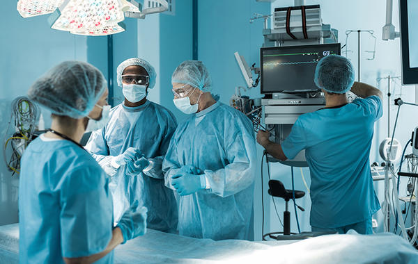 سبب ارتداء الأطباء اللون الأخضر أو الأزرق خلال العمليات