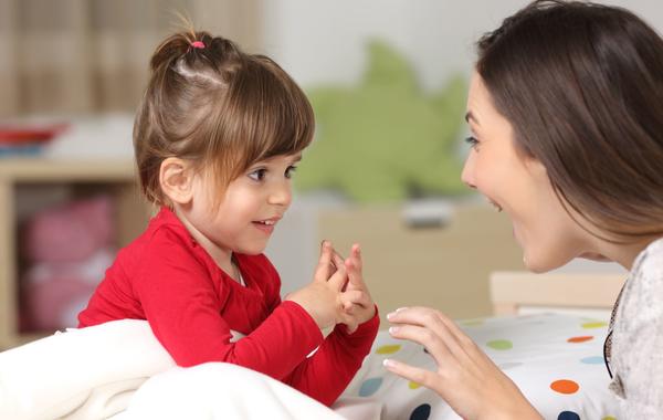 كيف أعلم طفلي الكلام في عمر السنتين؟ 