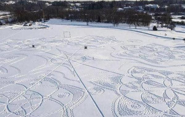 فنلندي يحوّل الثلوج إلى لوحة فنية