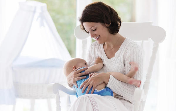 فوائد الرضاعة الطبيعية للطفل والأم