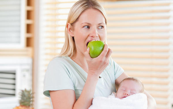 فاكهة يجب تناولها أو تجنبها أثناء الرضاعة الطبيعية