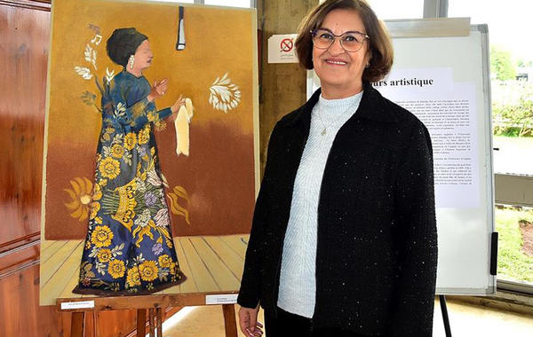 "خديجة زيزي " تعرض لوحاتها احتفاءا بالحياة ووفاءا لوالدتها