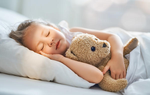 ما العمر الأنسب لتدريب طفلك على النوم بمفرده؟
