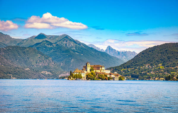 جولة سياحية ربيعية في البحيرات الايطالية  