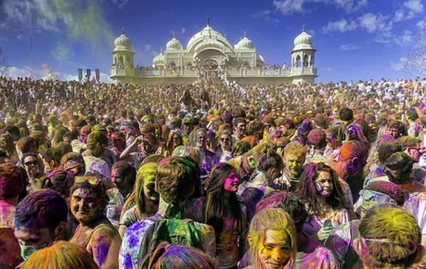  آلاف الهنود يحتفلون بمهرجان الألوان رغم تفشي وباء كورونا
