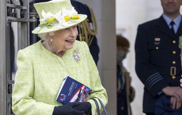 الملكة إليزابيث تستمتع بنزهة عطلة الفصح مع إبنها الأمير تشارلز 