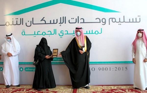 تسليم 10 أسر سعودية وحداتهم السكنية ضمن برنامج الإسكان التنموي بالنعيرية
