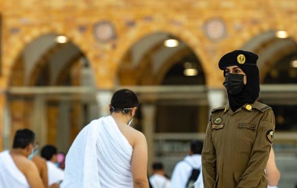 جنديات سعوديات يباشرن عملهن في المسجد الحرام