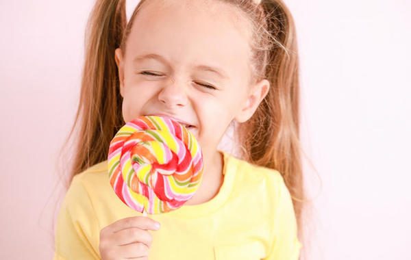 مخاطر الحلوى على الأطفال في العيد
