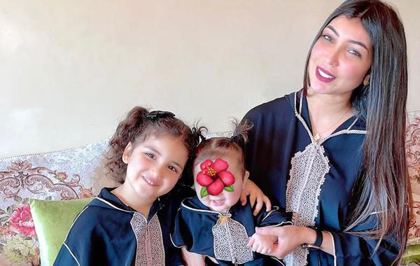 من وحي تصاميم العيد دنيا بطمة تتألق بالقفطان والجلابية برفقة ابنتيها 