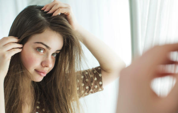 أسباب تساقط الشعر عند النساء.. قد تكون مرضية تستدعي العلاج