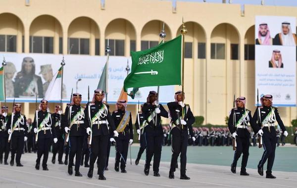 كلية الملك خالد العسكرية تفتح باب التقديم لدورة الضباط للجامعيين