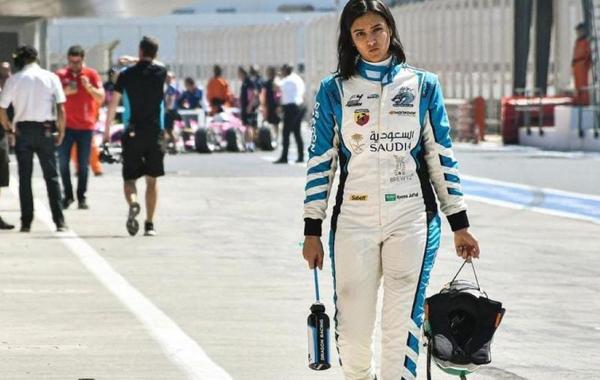 السعودية ريما الجفالي تشارك لأول مرة في بطولة فورمولا 3 البريطانية