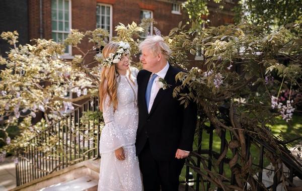 الصور الأولى لحفل زفاف رئيس الوزراء البريطاني بوريس جونسون وزوجته كاري سيموندز
