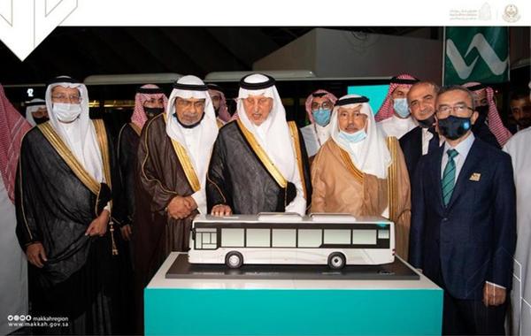 أمير مكة يدشن نموذج حافلات النقل العام في العاصمة المقدسة