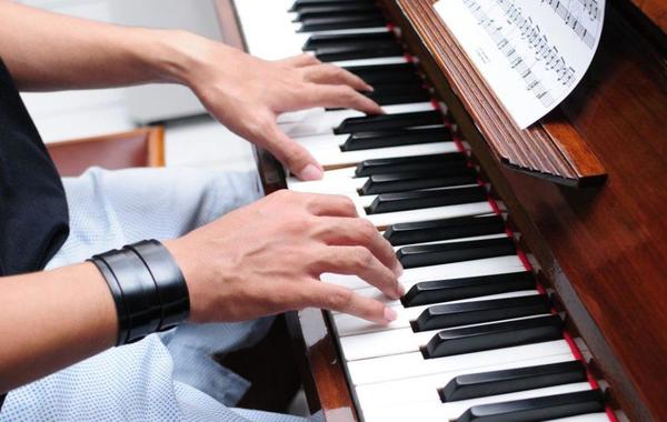 أفكار مفيدة لفترة الأجازة .. خطوات بسيطة لتعلم عزف البيانو