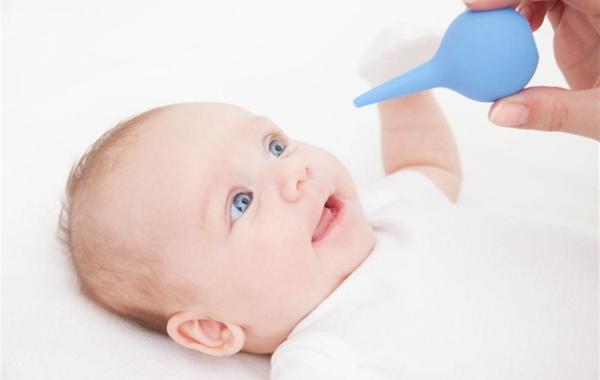 الطرق الصحيحة لتنظيف أنف الرضيع