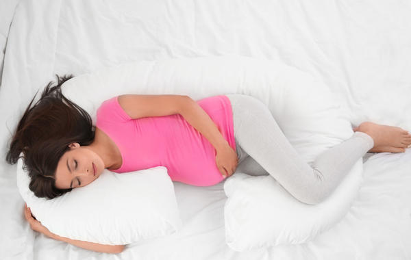 أفضل وضعية نوم لتثبيت الحمل | مجلة سيدتي