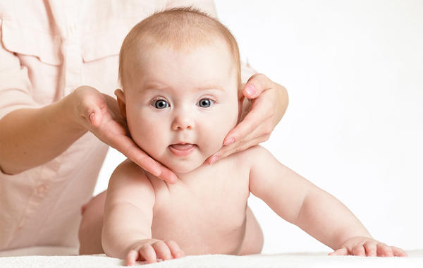 متى يثبت رأس الطفل الرضيع؟