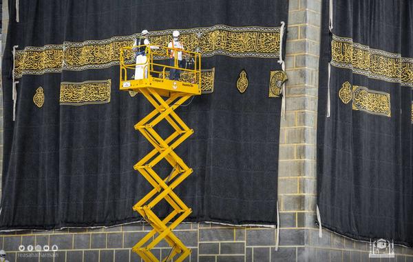 الرئاسة العامة لشؤون المسجد الحرام والمسجد النبوي تستبدل ثوب الكعبة المشرفة 