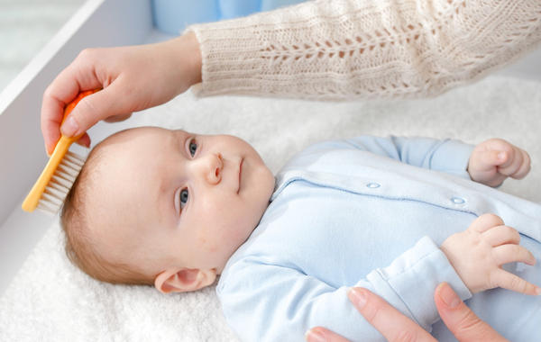 أسباب وعلاج قشرة رأس الرضيع