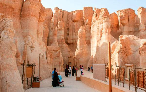 القطاع السياحي بالسعودية يتطلع إلى 100 مليون زائر سنوياً