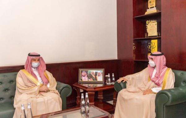 الأمير فيصل بن نواف بن عبدالعزيز يستعرض مع رئيس جامعة الجوف خطة العام الجامعي الجديد