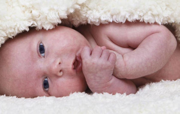 أسباب خشونة بشرة الطفل الرضيع