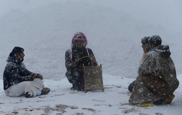 وتسابق المواطنون والمقيمين إلى توثيق مشاهد الثلوج المتساقطة على مرتفعات جبل اللوز الشهير