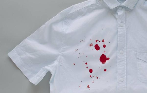 قميص ملطّخ ببقع الدم