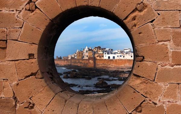  لقطة للمدينة القديمة في الصويرة المغربيّة، من كوّة في القلعة المسمّاة "الصقالة" 