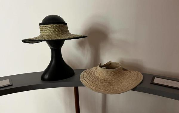 قبعة شمس منسوجة من الخوص من صنع الحرفيين المحليين في مدرسة الديرة 