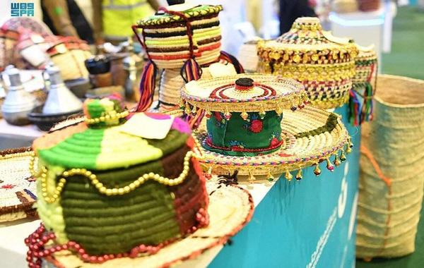 الأزياء والمشغولات اليدوية ذات الطراز القديم تجذب زوار مهرجان جازان للعسل