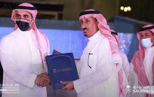 الخطوط السعودية ودارة الملك عبدالعزيز توقعان اتفاقية شراكة لتوثيق ورقمنة مجلة "أهلا وسهلا" - الصورة من الموقع الإلكتروني لدارة الملك عبدالعزيز 