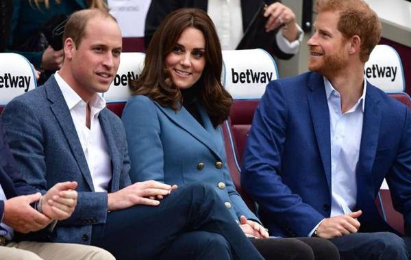 كيت ميدلتون بين الأمير ويليام والأمير هاري - الصورة من حساب The Royal Family على إنستغرام